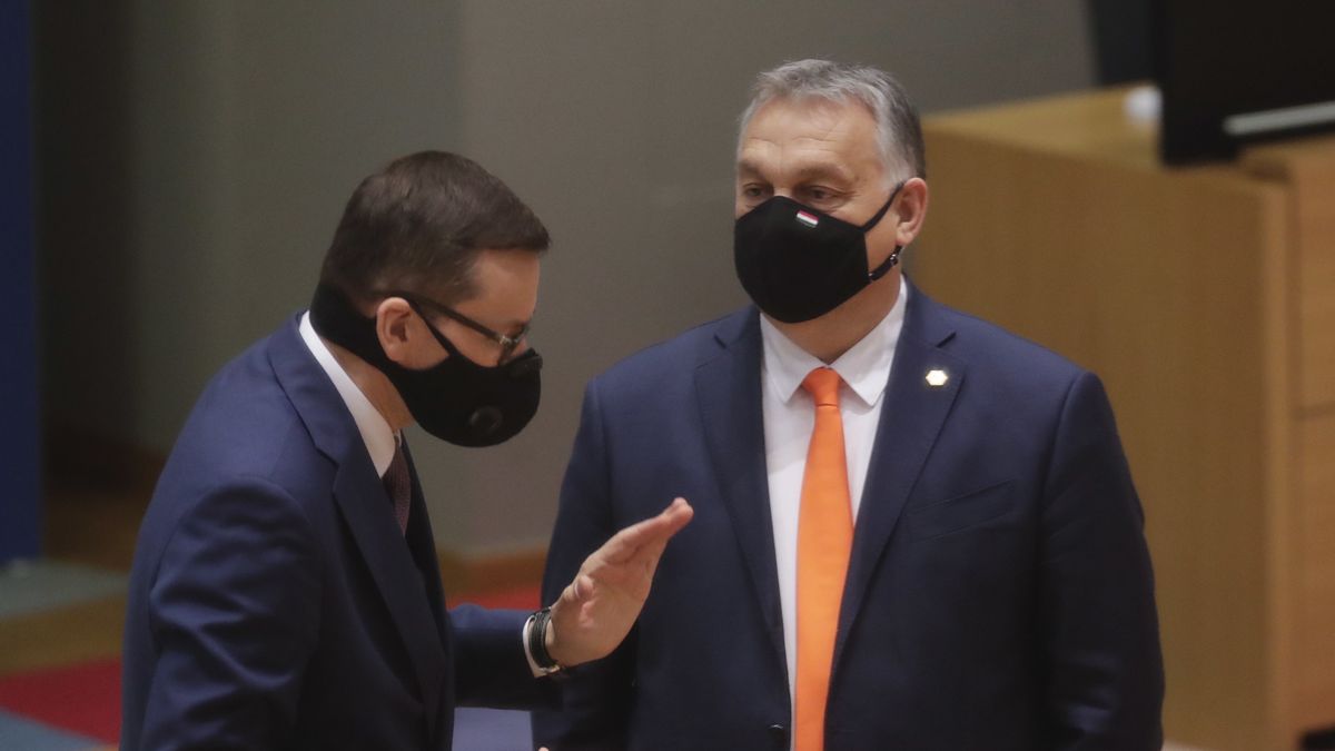 Szczyt UE. Przed rozpoczęciem obrad spotkali się premierzy państw należących do Grupy Wyszehradzkiej, czyli m.in. premier Mateusz Morawiecki (po lewej) oraz szef węgierskiego rządu Viktor Orban (po prawej).