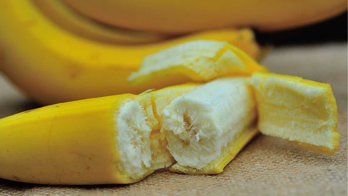 Niewiele osób zjadłoby banana ze skórką