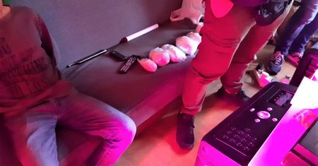 Śląskie. Nie tylko kibicował. Odkrycie w lodówce pogrążyło 48-latka z Knurowa