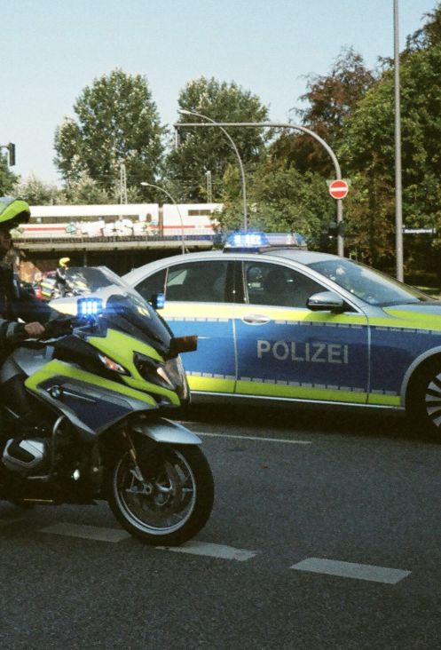 Dramatyczny wypadek w Niemczech. SUV wbił się w dach stodoły