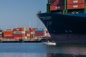 Jeden z gigantów przepłynął Ormuz pod eskortą USA. Firma potwierdza