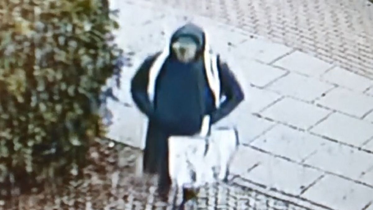 Ten mężczyzna jest poszukiwany przez policję. Dopuścił się rozboju z użyciem niebezpiecznego narzędzia 