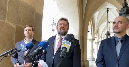 Wybory prezydenckie 2020. Wyciekły pakiety wyborcze. Kandydat na prezydenta komentuje