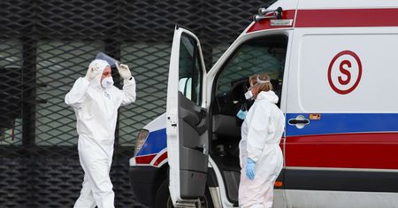 Zdemolował karetkę i zaatakował ratowników. Trafił w ręce policji