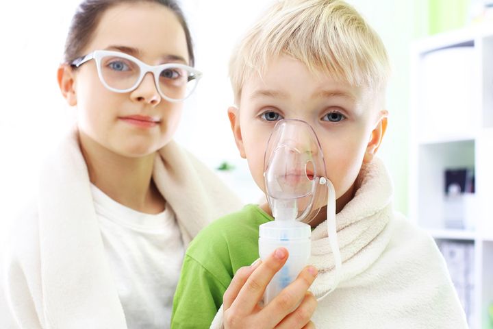 Inhalacja z soli fizjologicznej przynosi dziecku ulgę w katarze i kaszlu