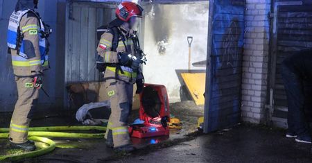 Pożar garażu w Lublinie. Na miejscu dwa zastępy straży pożarnej i policja [ZDJĘCIA]
