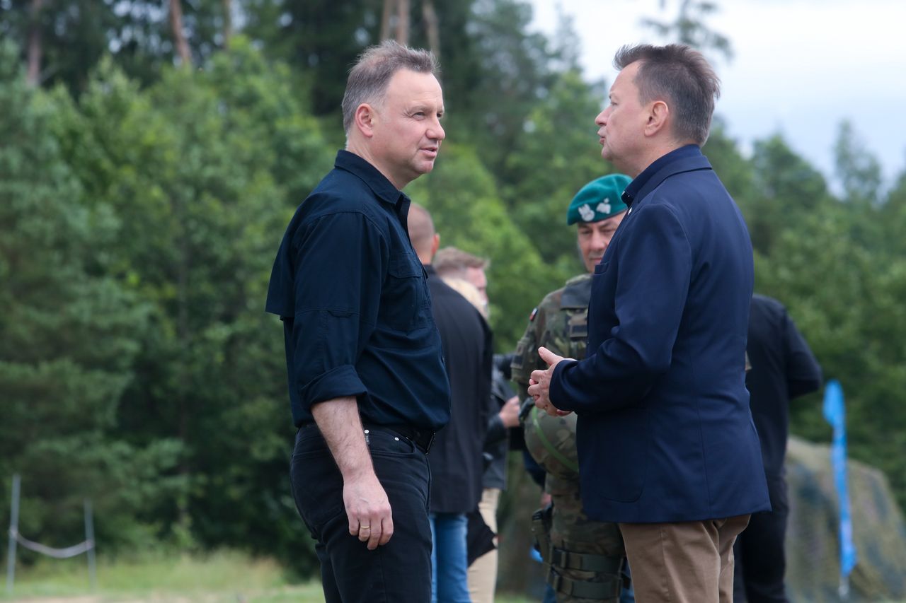 Prezydent Andrzej Duda i minister obrony Mariusz Błaszczak spotkali się we wsi Szypilszki z żołnierzami stacjonujących tam jednostek, a także z prezydentem Litwy