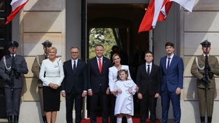 Czekała na rodziców przed Pałacem. Mała Kasia rzuciła im się w ramiona
