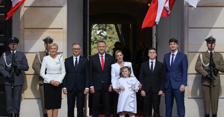 Czekała na rodziców przed Pałacem. Mała Kasia rzuciła im się w ramiona