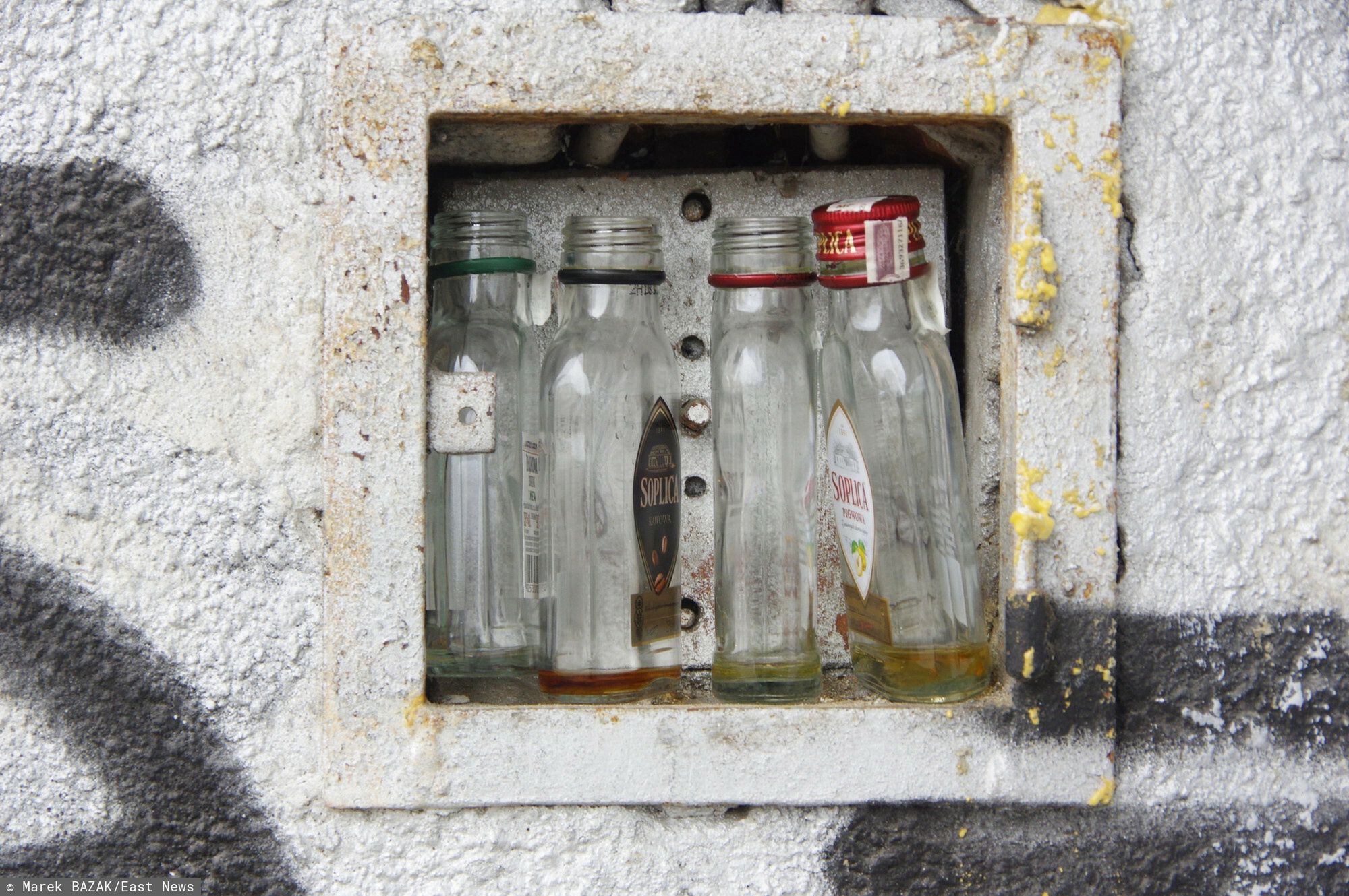 Stock Marek Bazak
Fot. Zofia i Marek Bazak/East News,
N/z male butelki po alkoholu, tzw. malpki we wnece w murze.
ZOFIA BAZAK