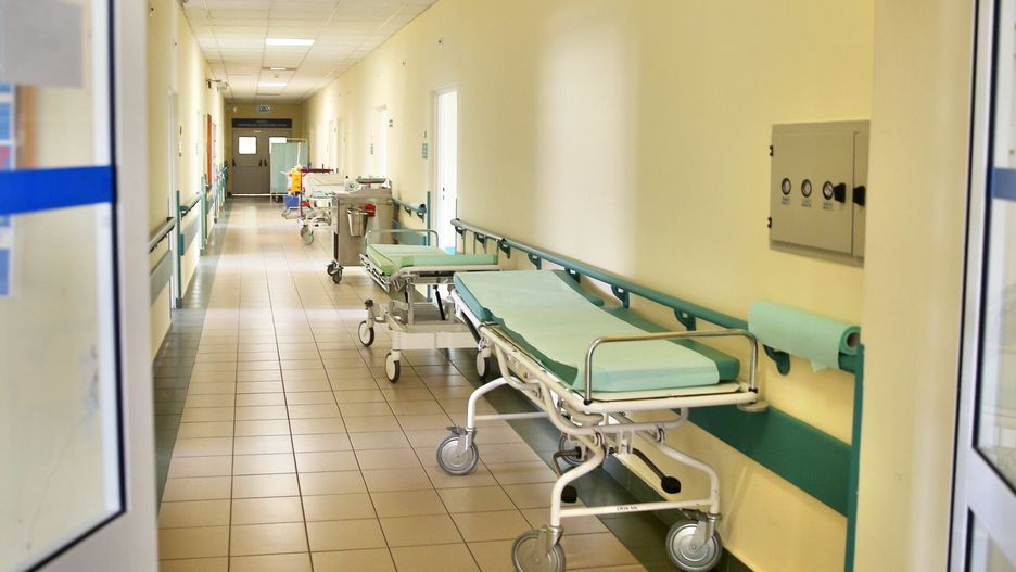 Stock MonkFot. Monkpress/East News.  Polska sluzba zdrowia  n/z lozka szpitalne stojace na korytarzu, korytarz szpitalnyMonkpress