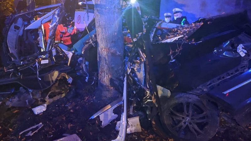 Volkswagen wjechał w drzewo na ul. Glinianej | fot. KM PSP Lublin