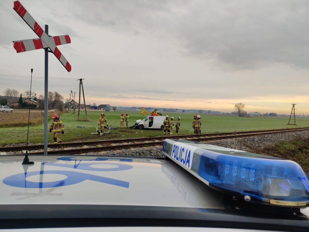 Kaczorowy: Zderzenie samochodu osobowego z szynobusem