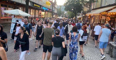 Lubimy spędzać urlop, stojąc w... kolejce? Na weekend pod Tatry znów zjechało pół Polski