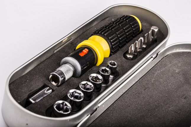 Zdjęcie narzędzi pochodzi z serwisu Shutterstock