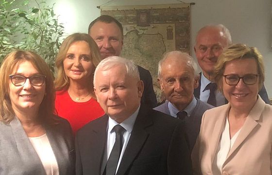 Po wyborach Jacek Kurski z politykami PiS, pochwaliła się tym była rzeczniczka partii