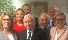 Po wyborach Jacek Kurski z politykami PiS, pochwaliła się tym była rzeczniczka partii