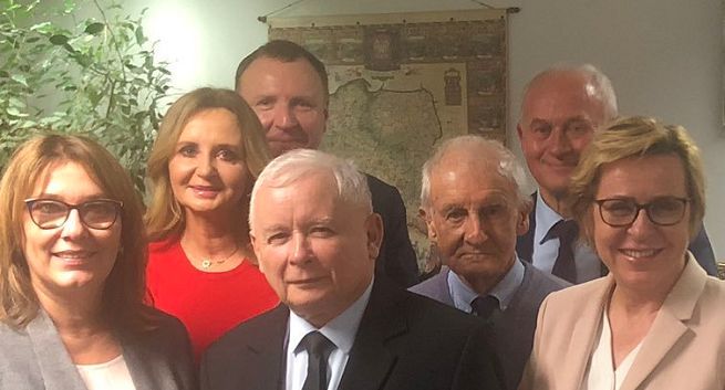 Po wyborach Jacek Kurski z politykami PiS, pochwaliła się tym była rzeczniczka partii