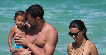 Adriana Lima z rodziną na plaży (FOTO)