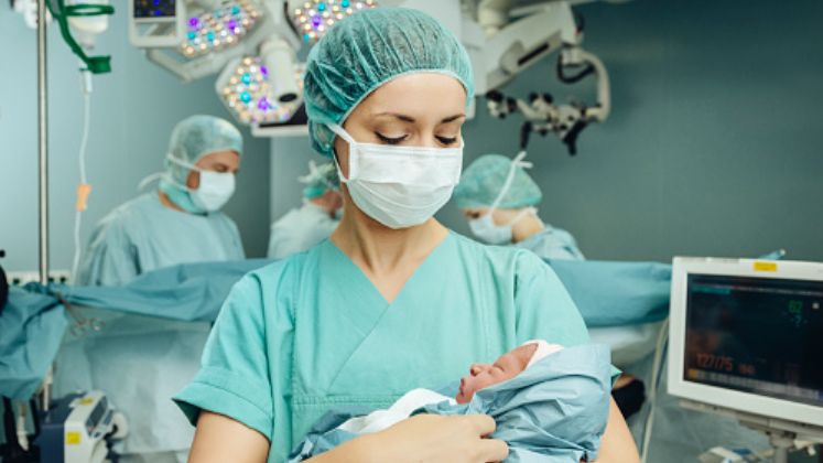 Ciało dziecka, które jest dotknięte erytrodermią ichtiotyczną, jest pokryte nawarstwieniami rogowymi. 