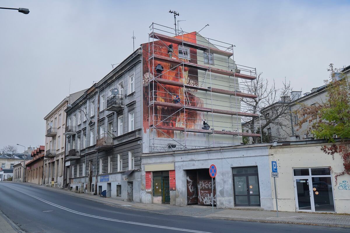 Mural jako zapowiedź serialu „Erynie” na ścianie kamienicy przy ul. Bernardyńskiej