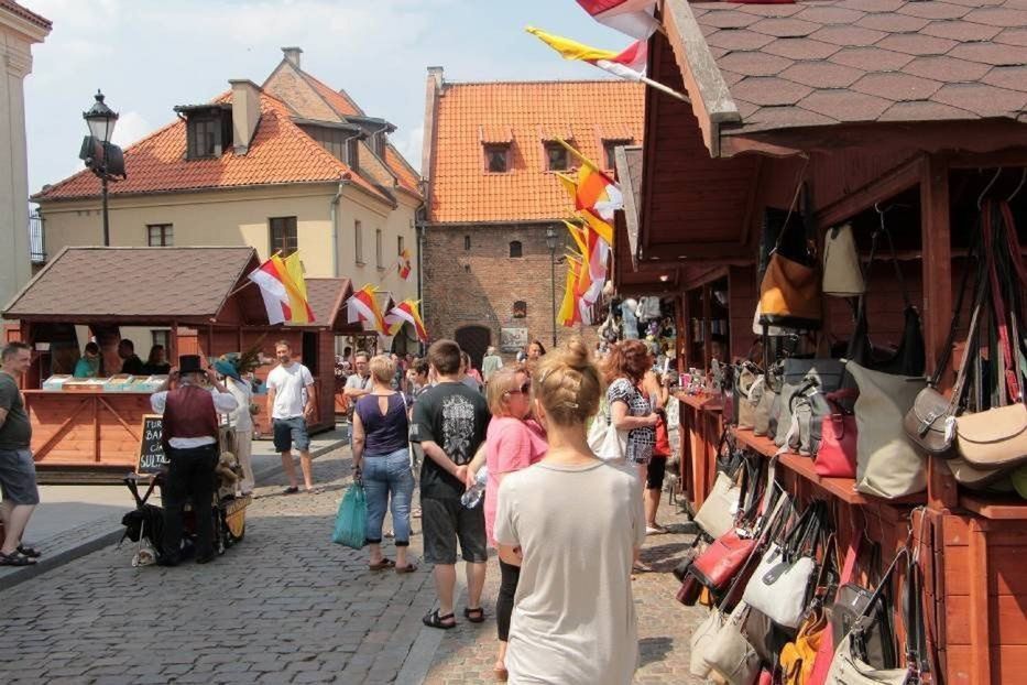 Grudziądz to piękna starówka, spichlerze, tereny nad Wisłą, warto wybrać się też nad Jezioro Rudnickie, na plażę, do miasteczka westernowego. Miłośnikom jazdy na rowerze polecamy Grudziądzką Trasę Singletrack Wisła. W mieście działają także muzea, m.in. Muzeum Handlu Wiślanego FLIS, które zaprasza na artystyczne warsztaty. Mamy także Centrum Rozrywki Extreme Grudziądz, w którym są m.in. trampoliny, gokarty, paintball