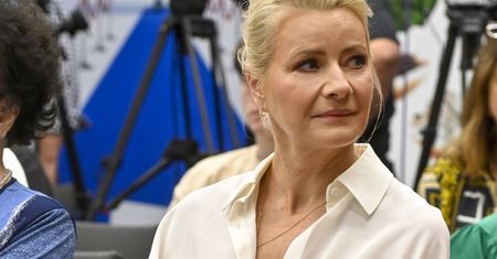 Ulubiona sukienka Coco Chanel wraca na salony. Idealna dla kobiet 50+