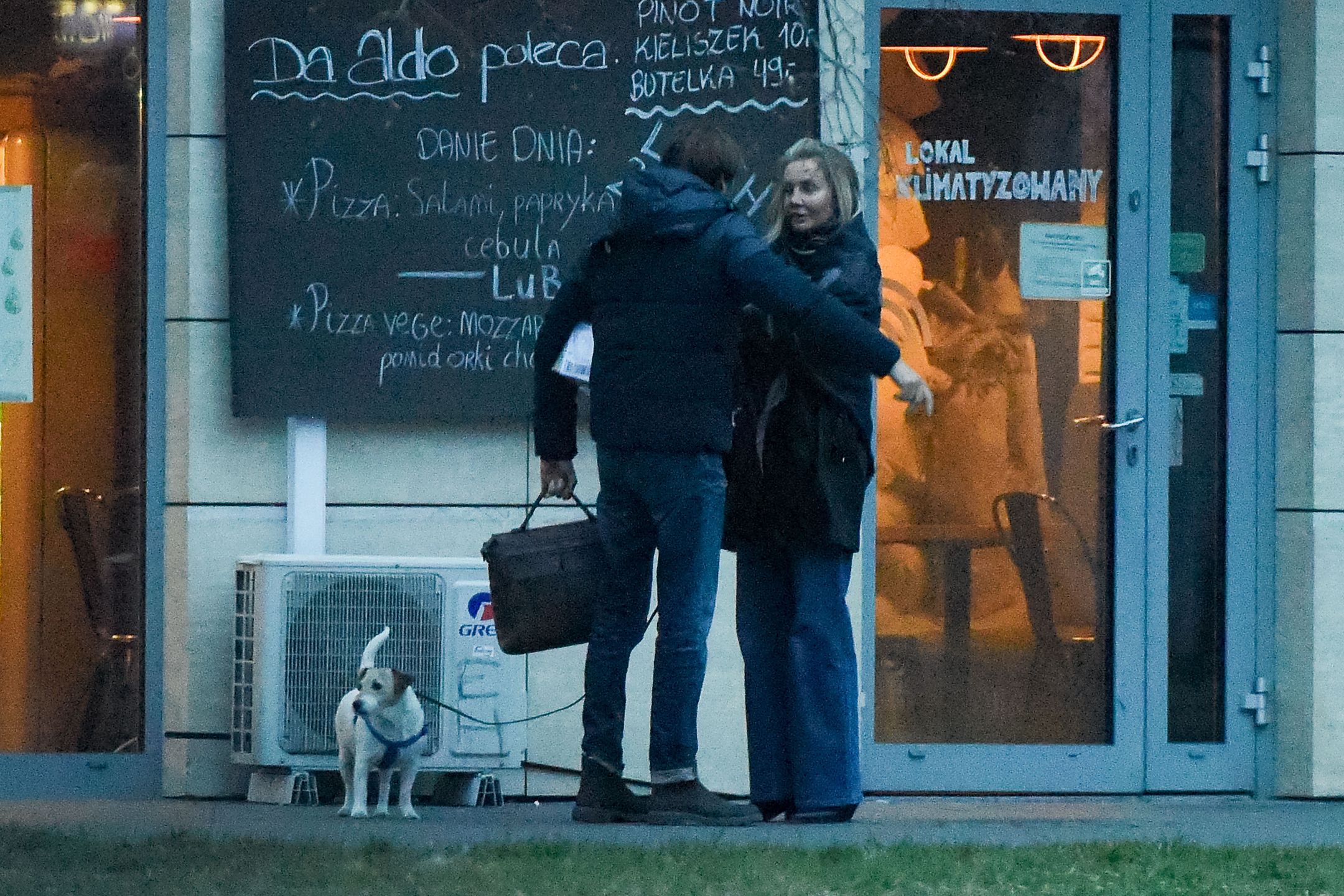Agnieszka Woźniak-Starak paraduje po mieście z pieskiem i... UKOCHANYM