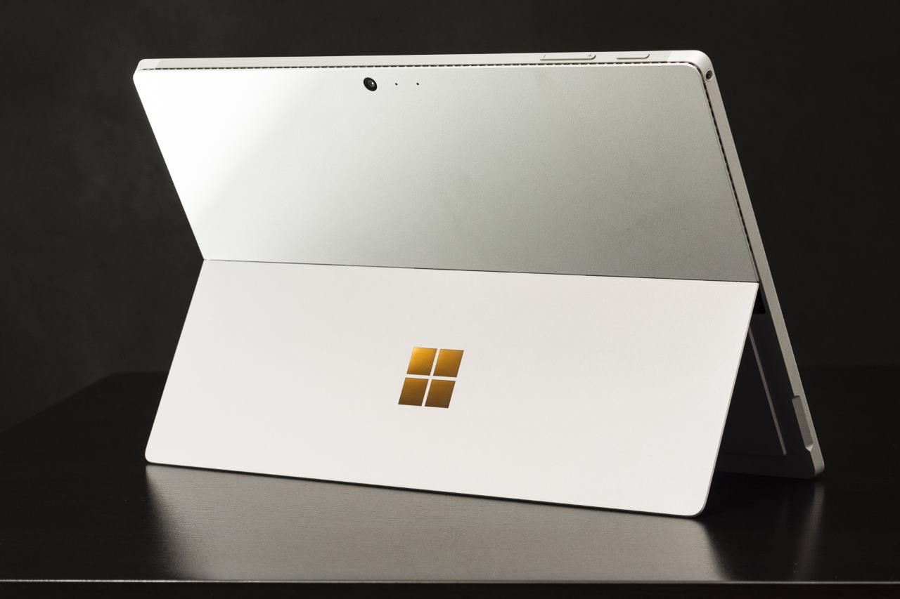 Windows 10 nie potrzebuje trybu tabletu. Klienci wybierają zwykłe laptopy i komputery stacjonarne