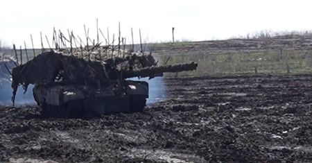 Zmieniają taktykę na froncie. Wszystko przez "czołgi-jeże"