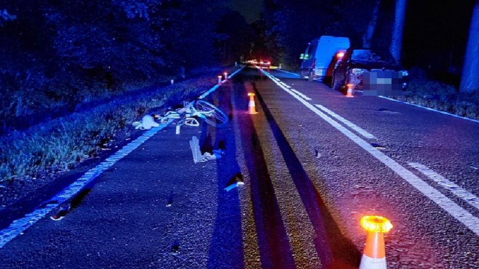 BMW staranowało rowerzystę. Cyklista jechał w nocy bez świateł