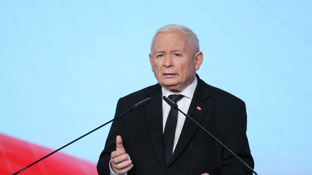 Warszawa, 09.10.2025. Prezes Prawa i Sprawiedliwości Jarosław Kaczyński na konferencji prasowej w siedzibie ugrupowania przy ul. Nowogrodzkiej w Warszawie, 9 bm. Temat spotkania: marsz ph. "Stop Nielegalnej Migracji". (amb) PAP/Paweł Supernak