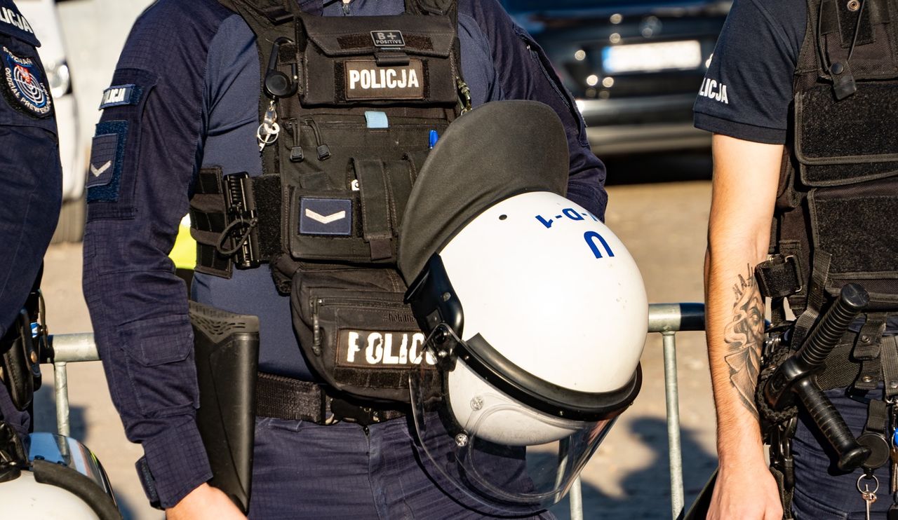 Bijatyka na żużlu w Pile. Para kibiców zaatakowała policjanta - grozi im 5 lat więzienia