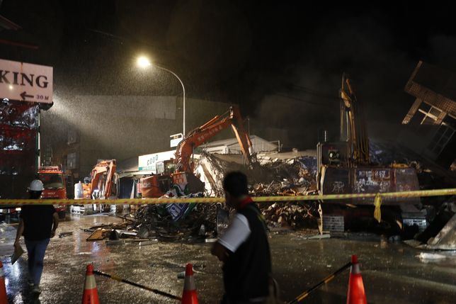 Local authorities conduct clearing operation on a building that collapsed after a magnitude 6.8 earthquake hits in Yuli Township, Hualien County, Taiwan, 19 September 2022. The series of earthquakes and aftershocks on 18 September, caused minor structural damage and derailed a train in eastern Taiwan. EPA/RITCHIE B. TONGO Dostawca: PAP/EPA.