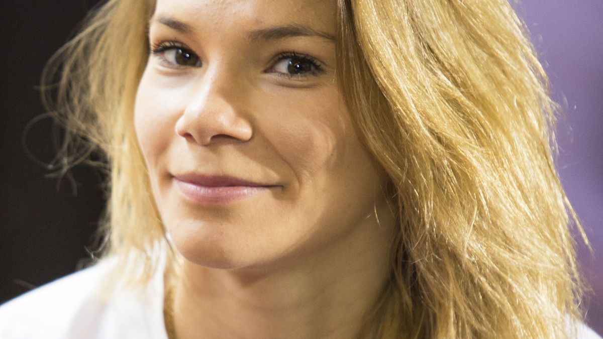 Maja Bohosiewicz w kostiumie pozuje z Piotrem Czajkowskim