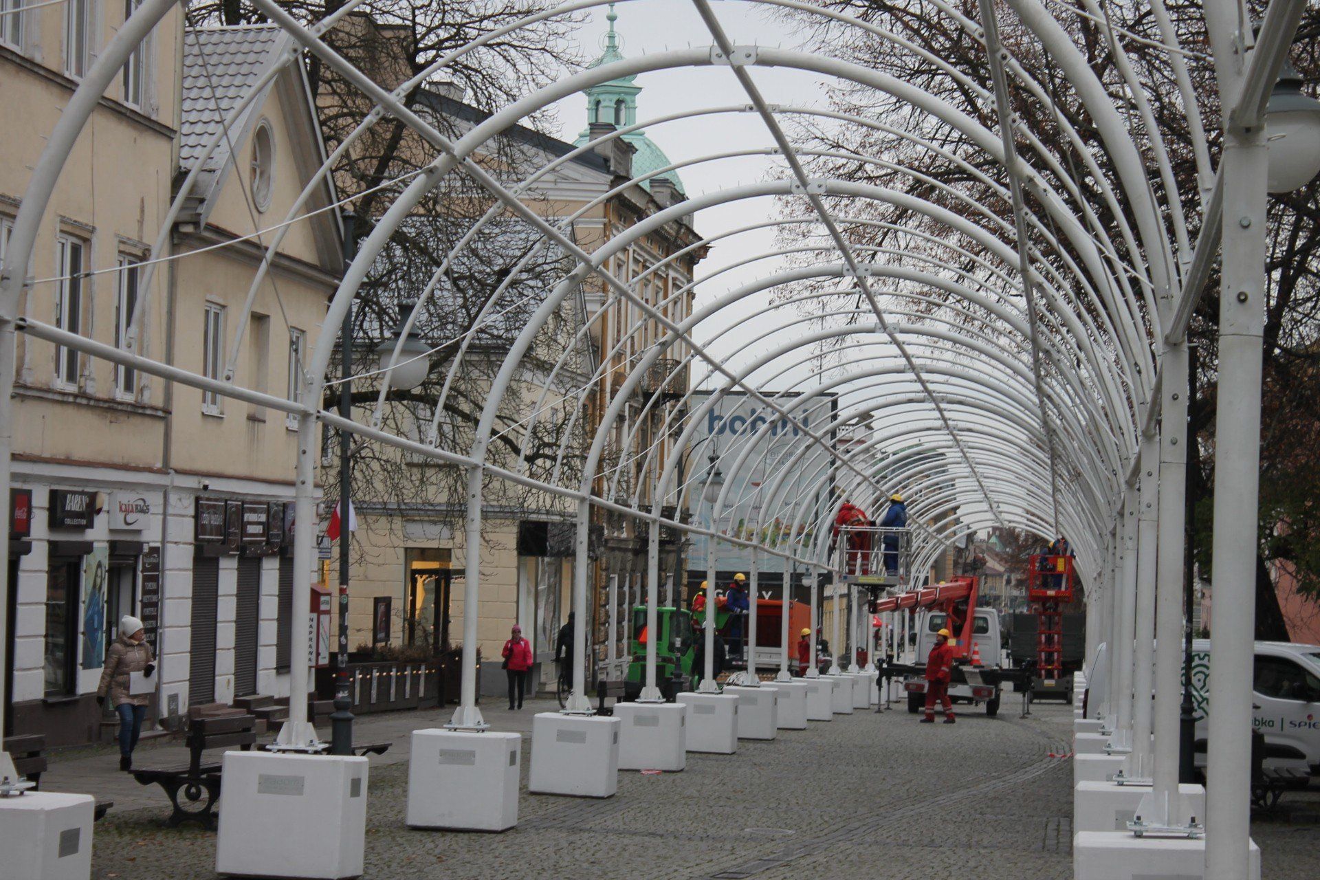 Świąteczne przygotowania w mieście nabierają tempa, tunel wraca na deptak.