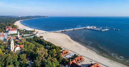 Czerwone flagi pojawiają się na Wybrzeżu. Znów trzeba się mieć na baczności