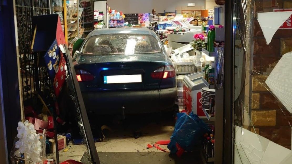Kobieta wjechała autem prosto do sklepu 