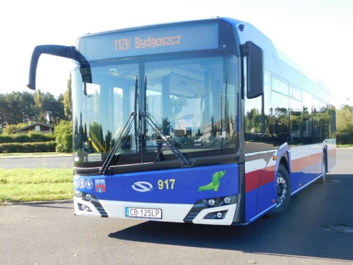 Ukradł autobus z zajezdni. Jeździł ulicami i niszczył pojazdy