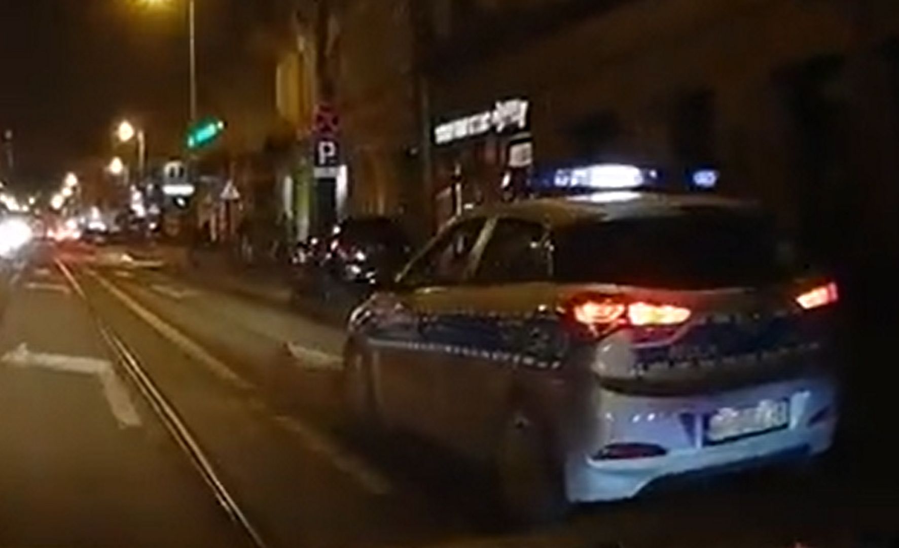 Policjanci z Krakowa nagrani. Wideo niesie się w social mediach