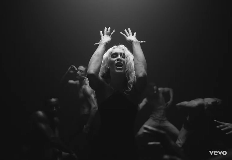 Miley Cyrus w teledysku "River"