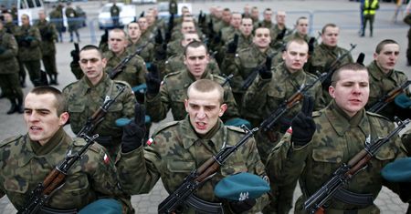 Rok nowej władzy w MON. Nie wszystko jest sukcesem
