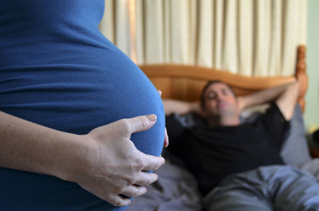 Bardzo źle znosi ciążę. Jej mąż nie ma zamiaru pomóc jej w obowiązkach domowych