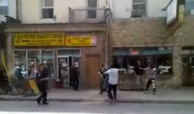 Policjant strzelił nastolatkowi w twarz taserem [wideo]