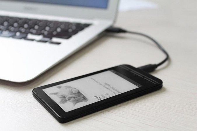 InkCase Plus - miniczytnik obudową do smartfona. Po co nam Kindle?