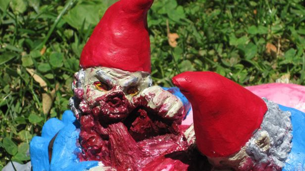 WTF dnia: krwiożercze krasnale ogrodowe zjadają flaminga 1