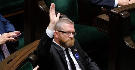 Niespodzianki w sejmowej komisji dyskutującej o bonie turystycznym. Braun alarmuje