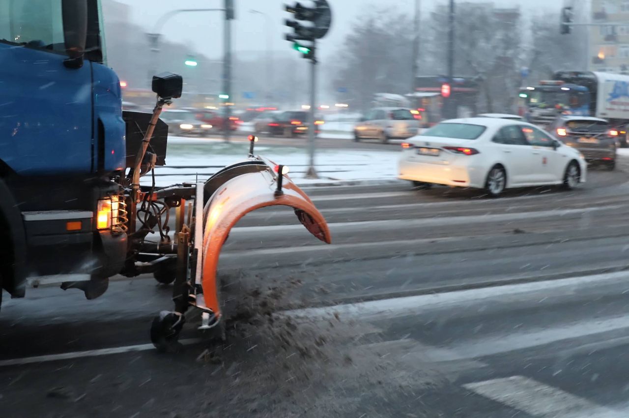 Warszawa. Na strome ulice wyjechały posypywarki