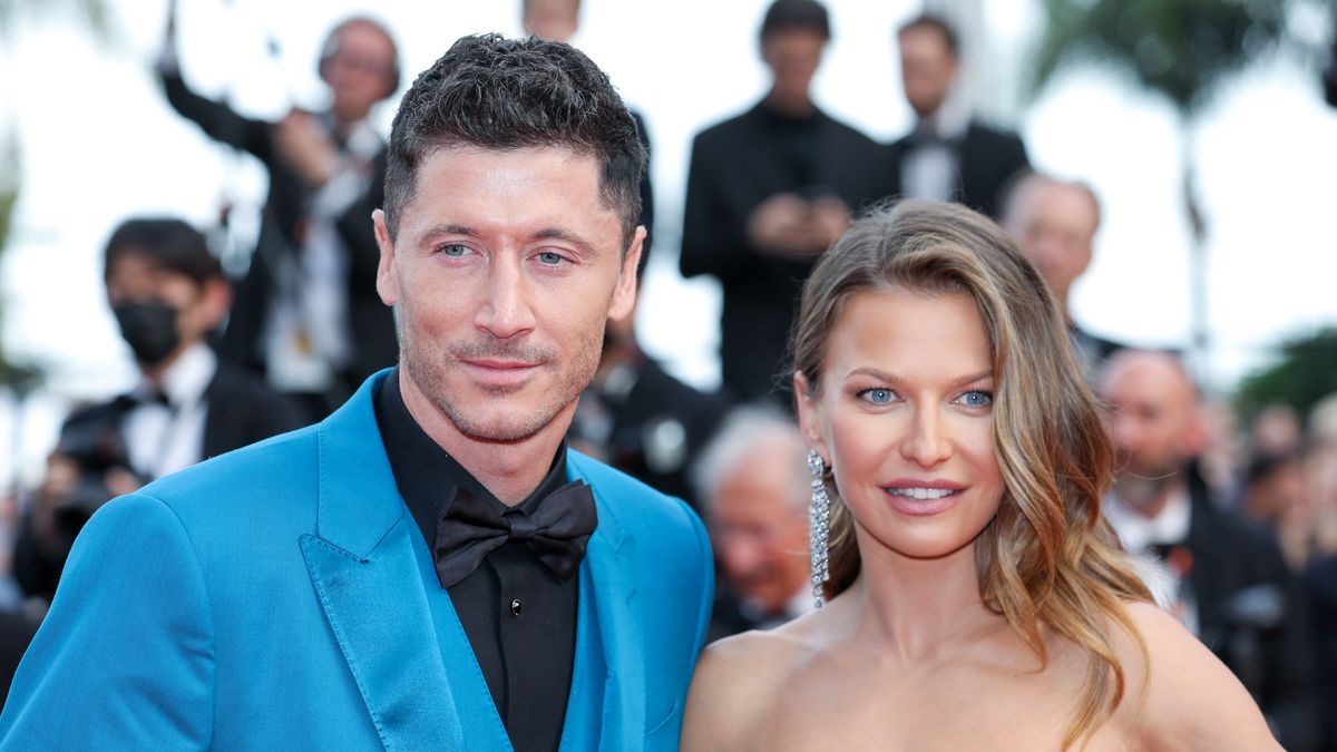CANNES, FRANCE - MAY 26: Anna Lewandowska and Robert Lewandowski attend the screening of "Broker (Les Bonnes Etoiles)" during the 75th annual Cannes film festival at Palais des Festivals on May 26, 2022 in Cannes, France. (Photo by Stephane Cardinale - Corbis/Corbis via Getty Images)