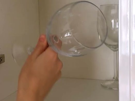 Kieliszki nie mieszczą się w szafce? Wykorzystaj prosty trik